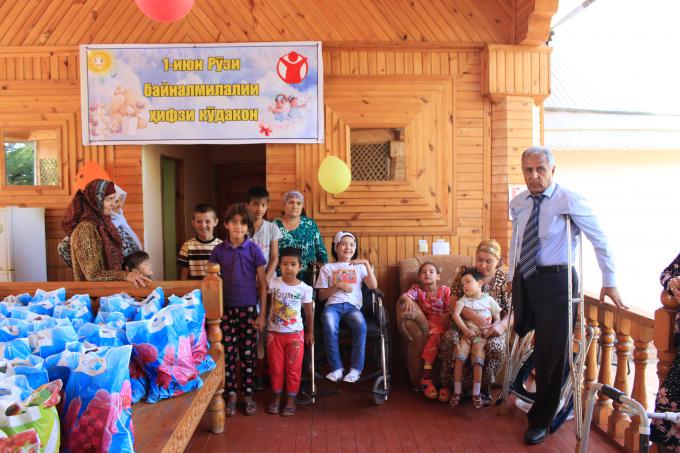 Children from Society of Disabled Persons in Tajikistan receive gifts from Save the Children