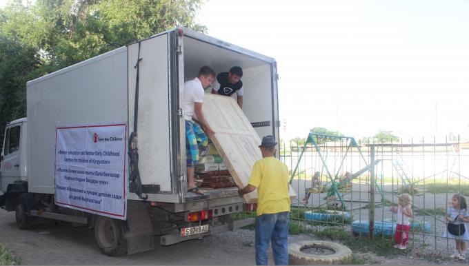 Initiative group members are in the process of unloading construction materials at Shalta ECD center in Sokuluk District. These materials will be used to reconstruct a music hall.